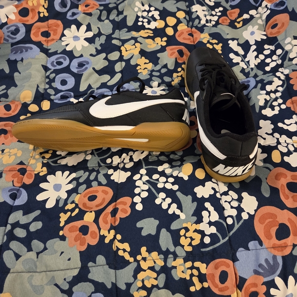 Nike Davinho Black and White Sneaker - Picture 2 of 12